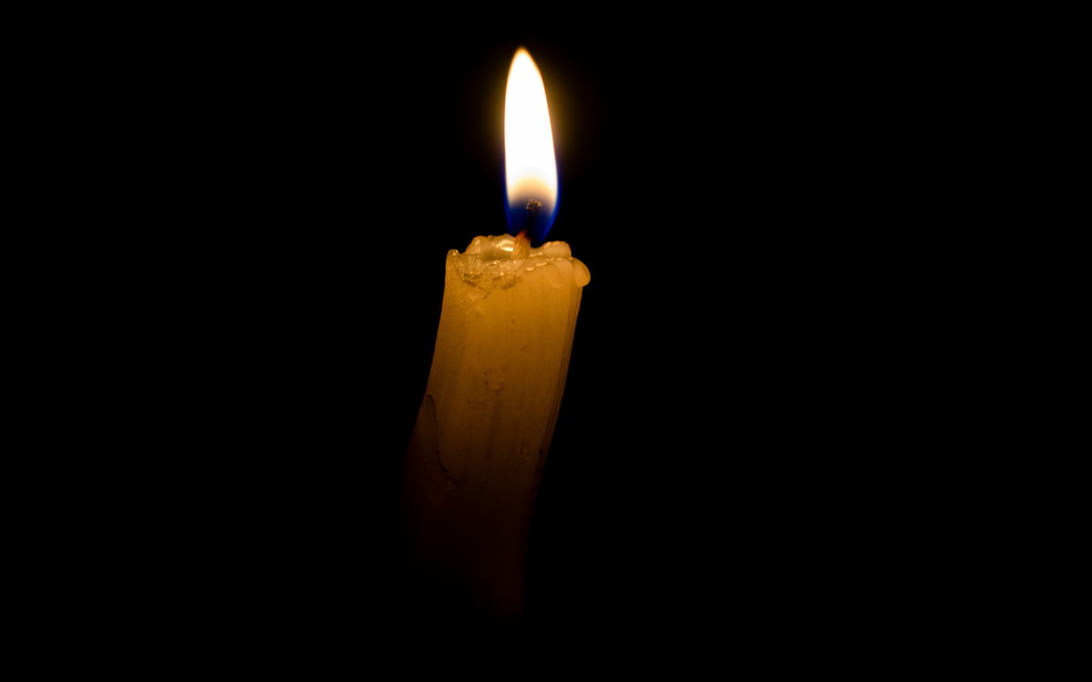 Vela encendida en la oscuridad