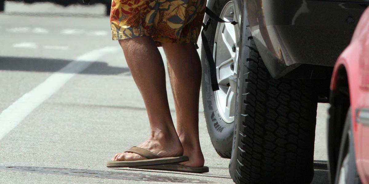 conducir con chanclas-0