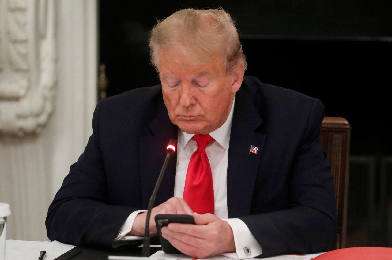 Móvil Trump T1 dorado y bandera estadounidense