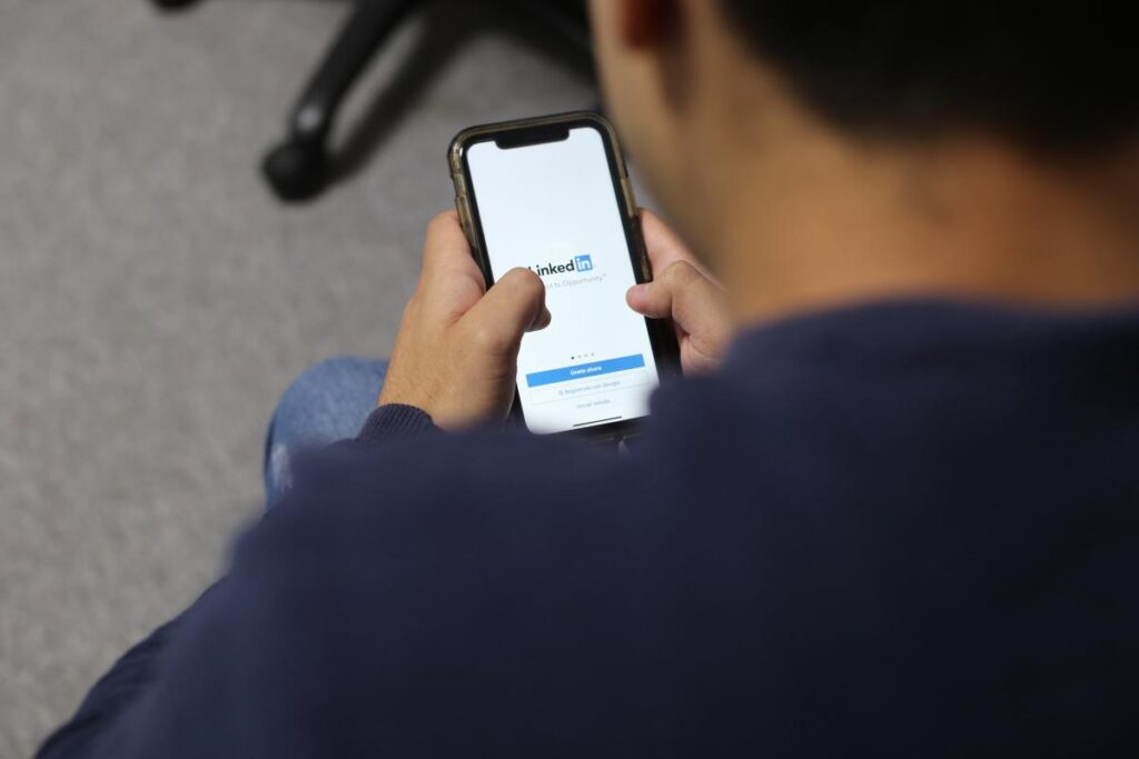 របៀបកំណត់រចនាសម្ព័ន្ធ LinkedIn មិនឱ្យប្រើទិន្នន័យរបស់អ្នកនៅក្នុង AI របស់វា។