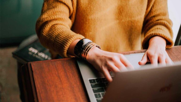 Cómo usar el historial de versiones y restaurar documentos en Google Drive