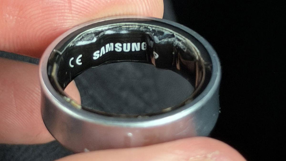 Detalle del Galaxy Ring sobre mesa
