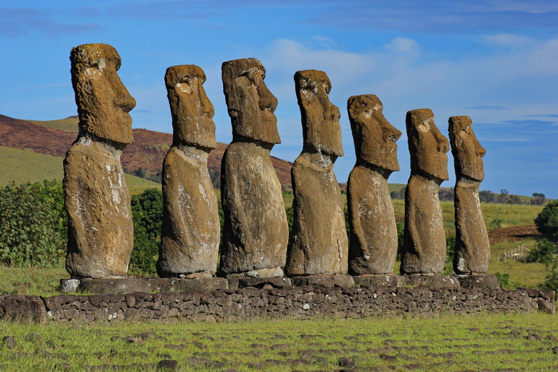 Paisaje de Rapa Nui con moáis