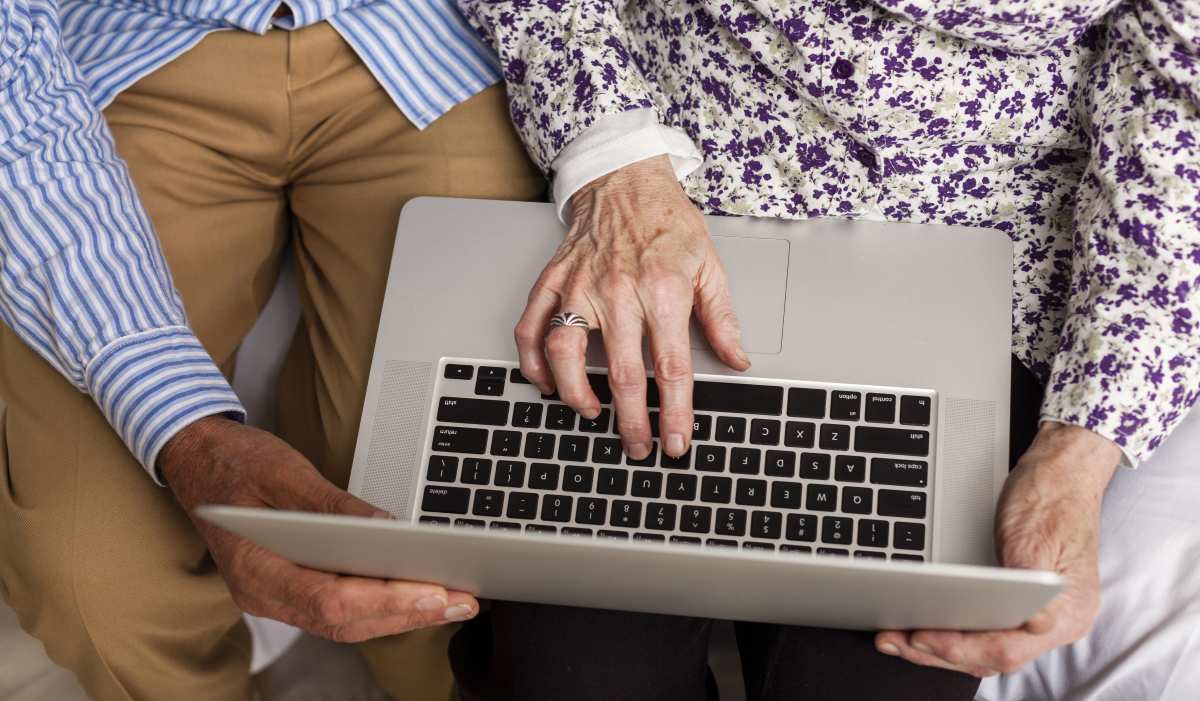 Personas mayores usando una portátil 