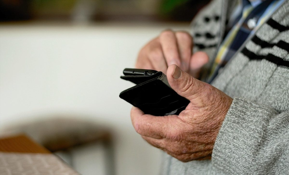 Cómo proteger a las personas mayores en internet