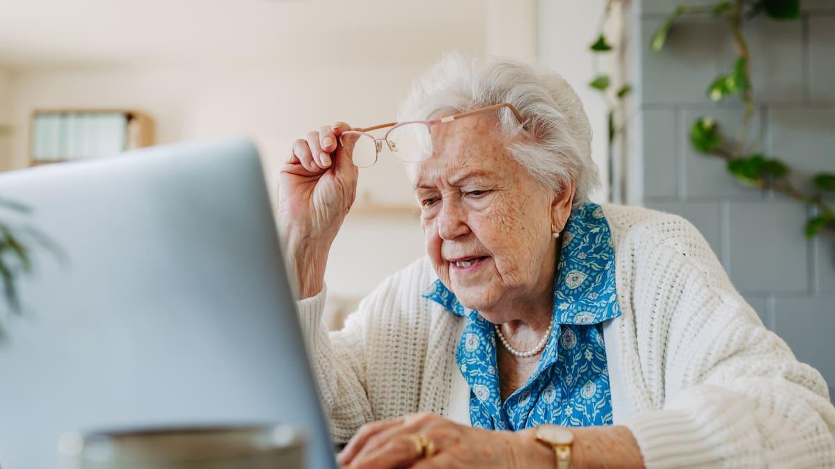 personas hablando idiomas y envejecimiento saludable