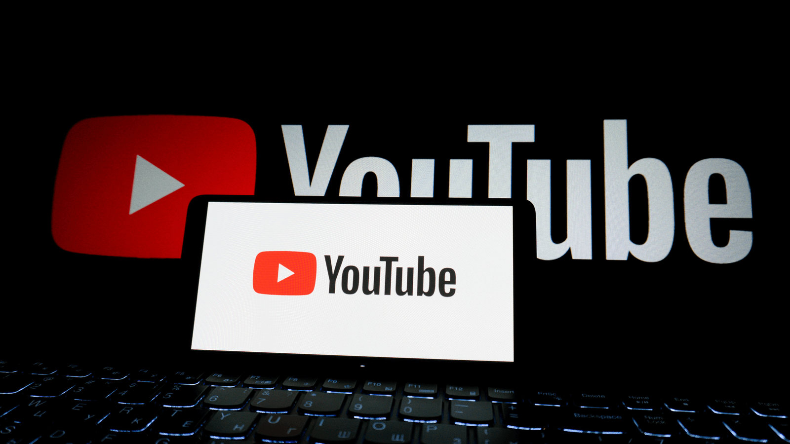 Canales de falsos tráilers de IA en YouTube