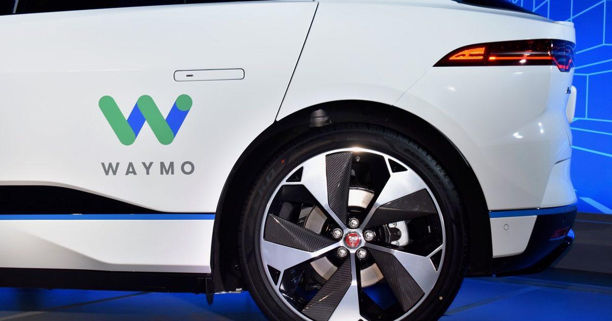 Vehículos autónomos Tesla y Waymo en San Francisco