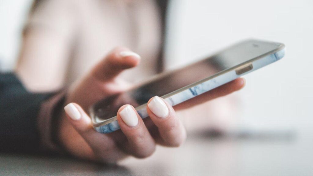 Cómo saber si una app espía tu móvil y cómo detectarla