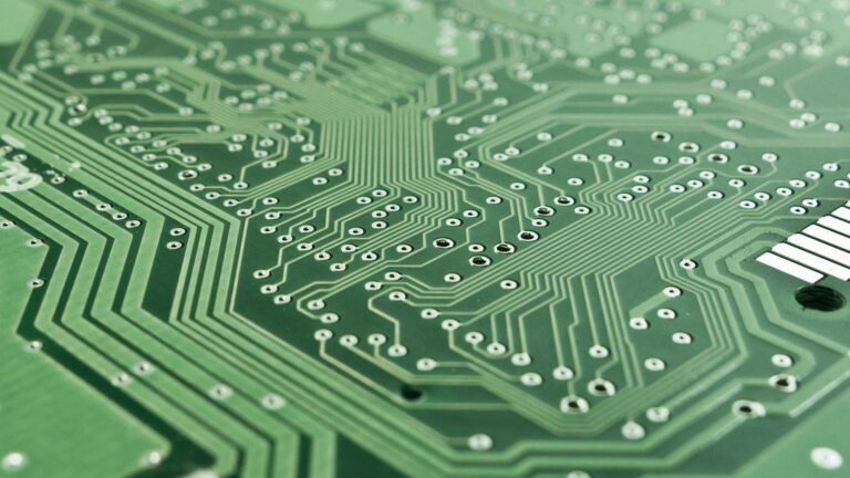 तुम्हाला सूचना न देता विंडोज जेनेरिक ड्रायव्हर्स वापरत आहे का ते कसे शोधायचे