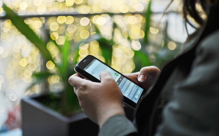 Cómo buscar fotos antiguas en WhatsApp sin recorrer chats