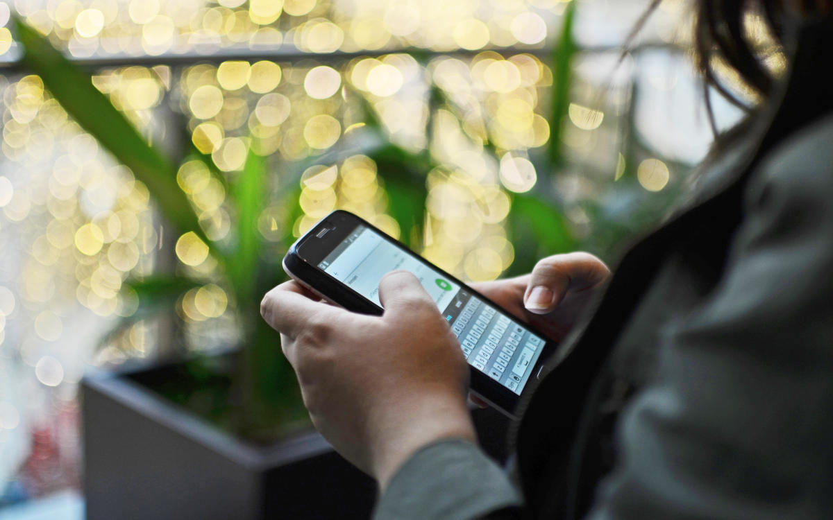 Cómo buscar fotos antiguas en WhatsApp sin recorrer chats