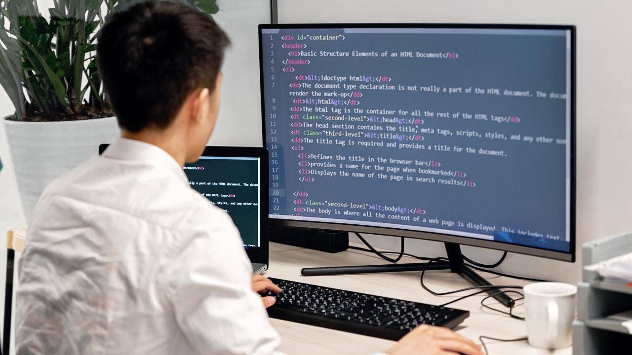 dos ordenadores en un monitor