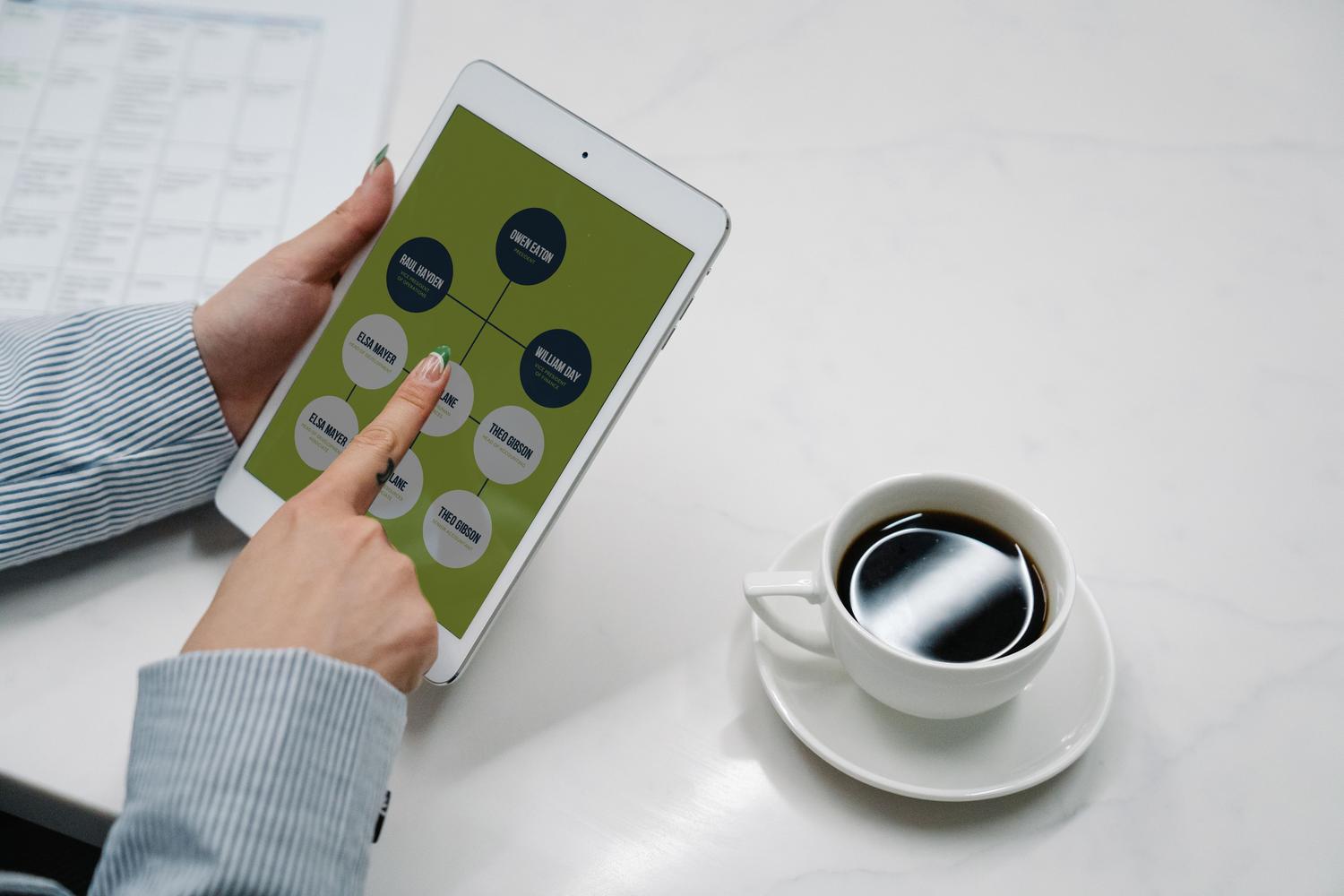 Persona utilizando una tablet para gestionar un flujo de trabajo sencillo y visual, representando la accesibilidad no-code de Activepieces.