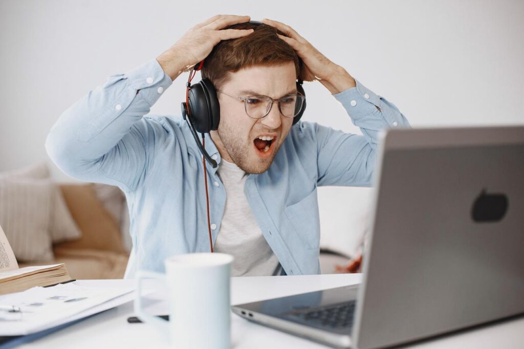 Programador frustrado frente al ordenador, representando el problema de los comandos pendientes en Cline.