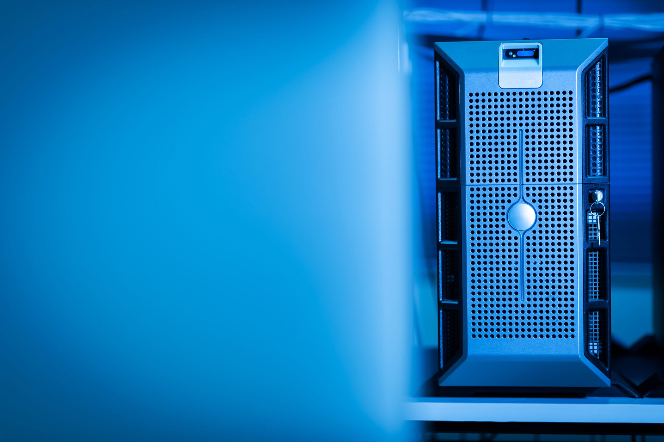 Servidores modernos en un centro de datos con iluminación azul, simbolizando las bases de datos vectoriales donde se almacena la memoria.