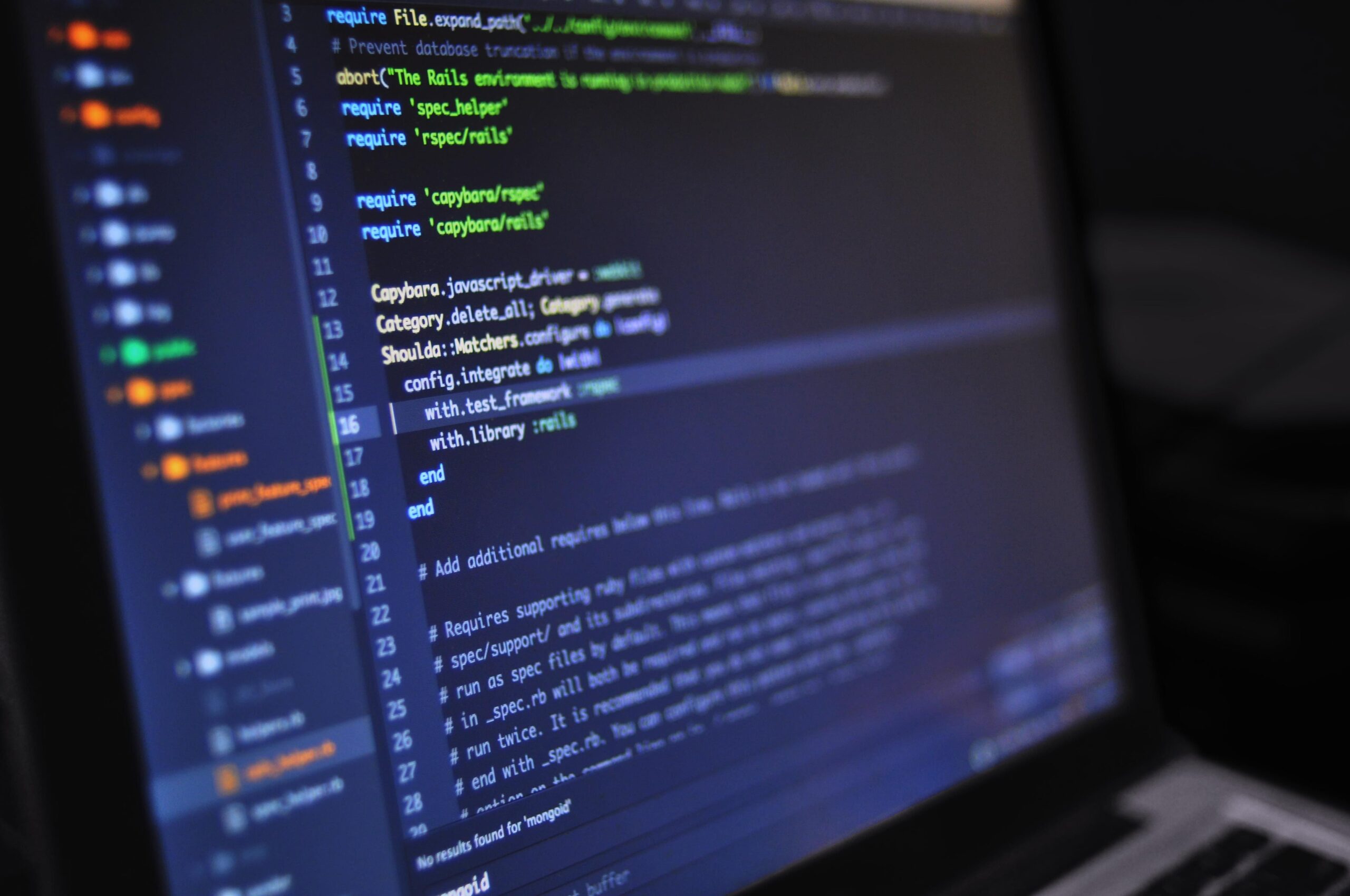 Primer plano de código de programación en una pantalla, representando la configuración técnica y el despliegue de la aplicación en Dify.