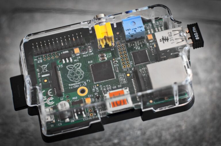 Placa de circuito de una Raspberry Pi dentro de una carcasa transparente, el hardware ideal para instalar Pi-hole.