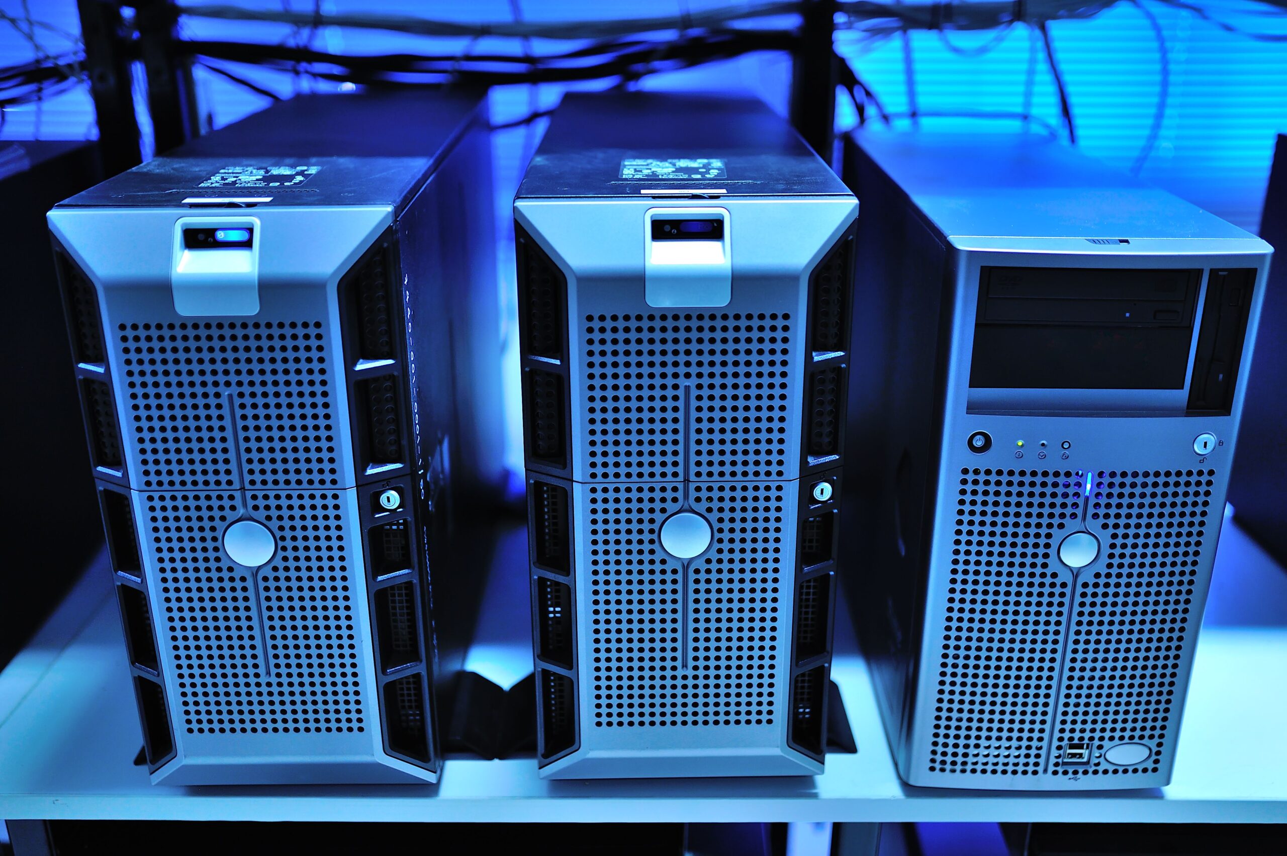 Detalle de servidores en rack en un centro de datos, representando el concepto de autohospedaje (self-hosting) y despliegue técnico de la aplicación.