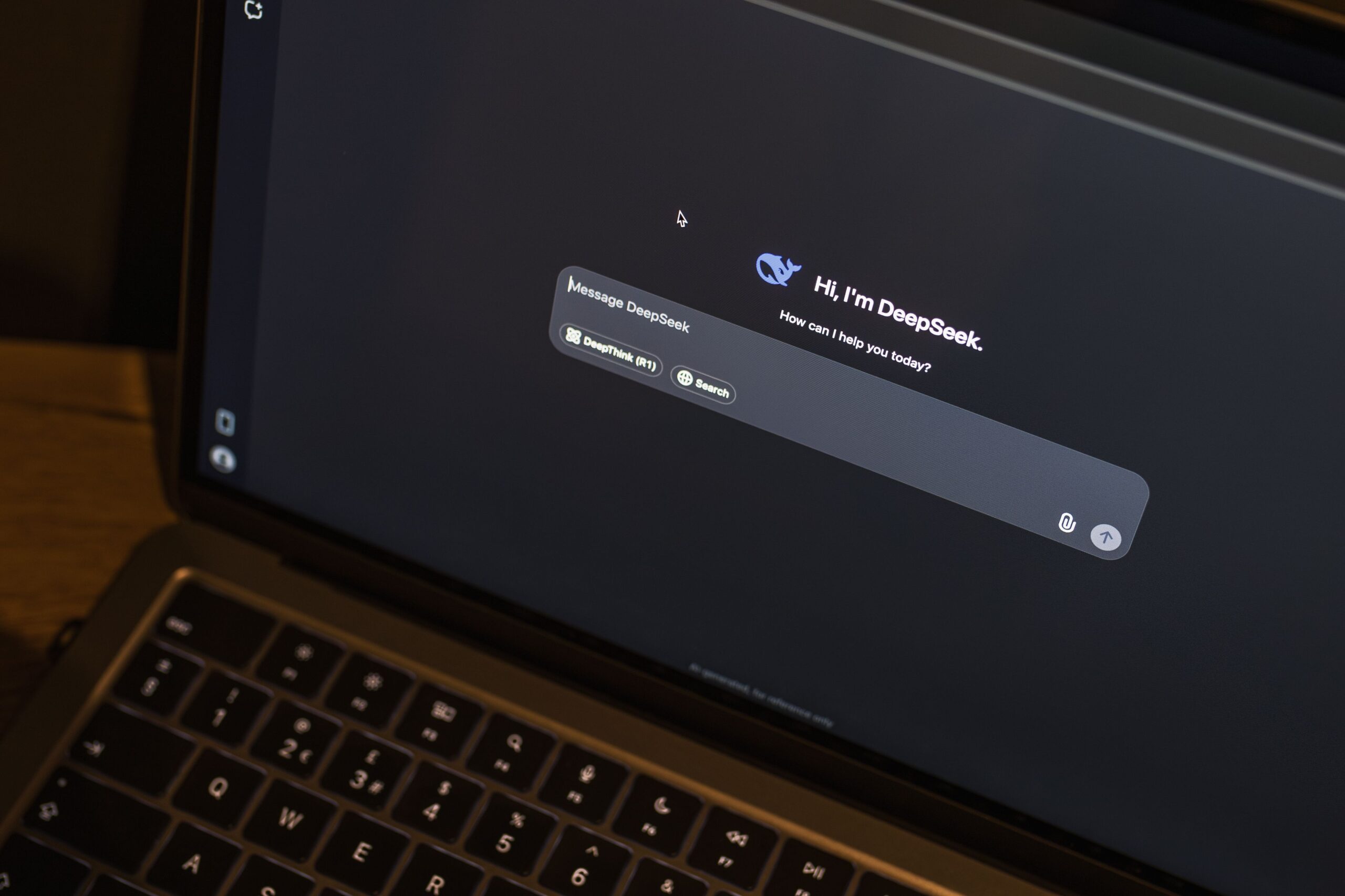 Pantalla de un portátil con una interfaz de chat de inteligencia artificial en modo oscuro, ilustrando la capacidad de indexación y etiquetado automático por IA de Hoarder.