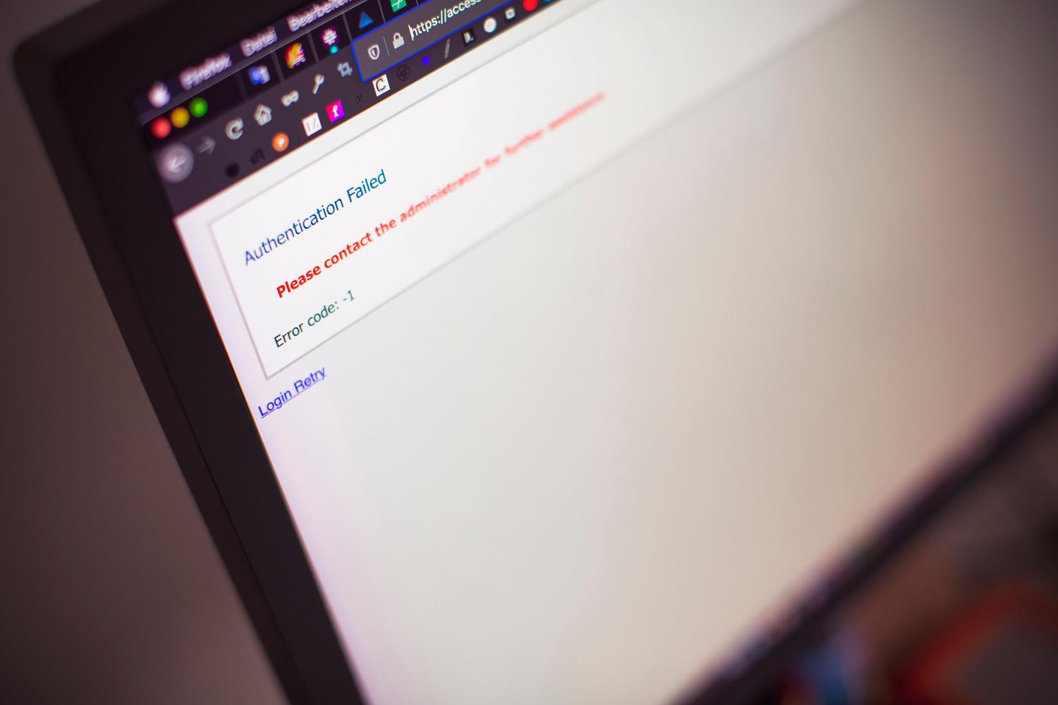 Pantalla de ordenador mostrando un mensaje de error de autenticación fallida, ilustrando los fallos comunes en las dependencias de APIs externas.