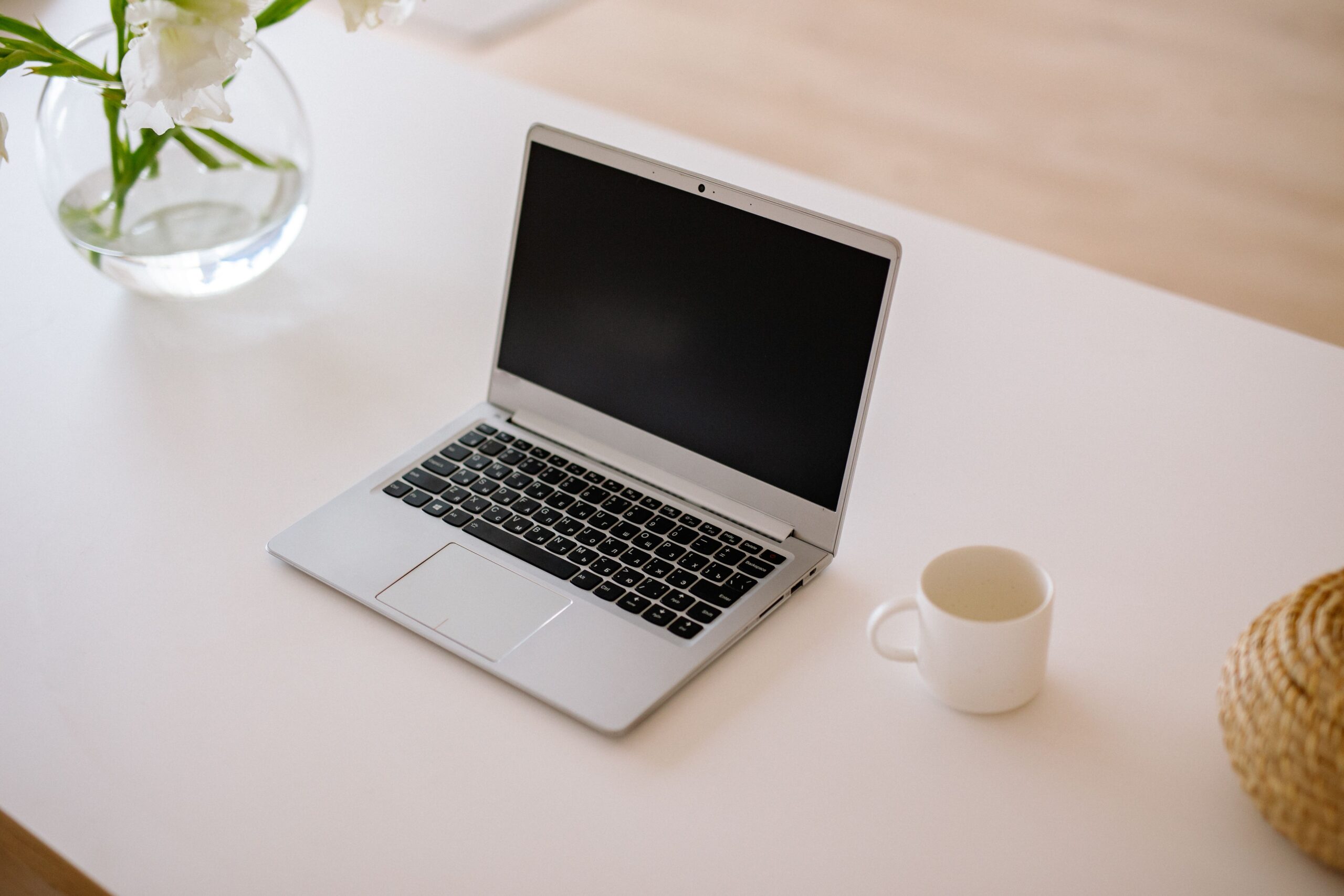 Espacio de trabajo minimalista con un ordenador portátil, representando la soberanía de los datos y el uso de IA local en casa.