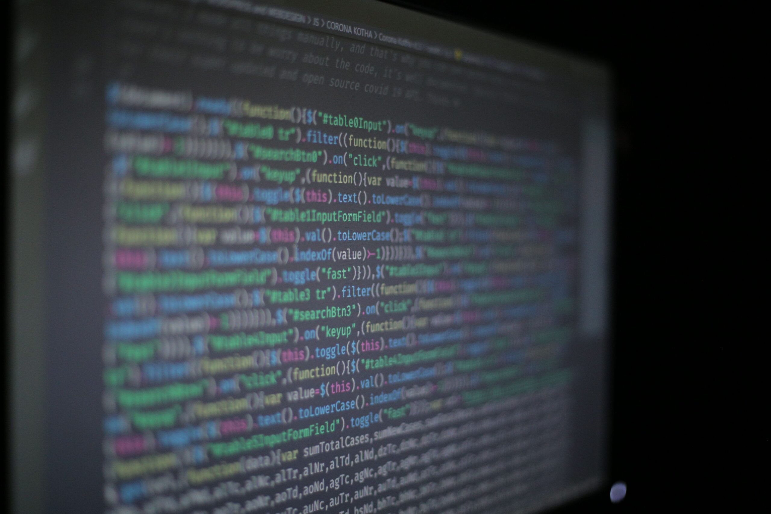 Código de programación colorido en un monitor, perfecto para ilustrar la creación y edición de Modelfiles para personalizar el comportamiento de la IA.