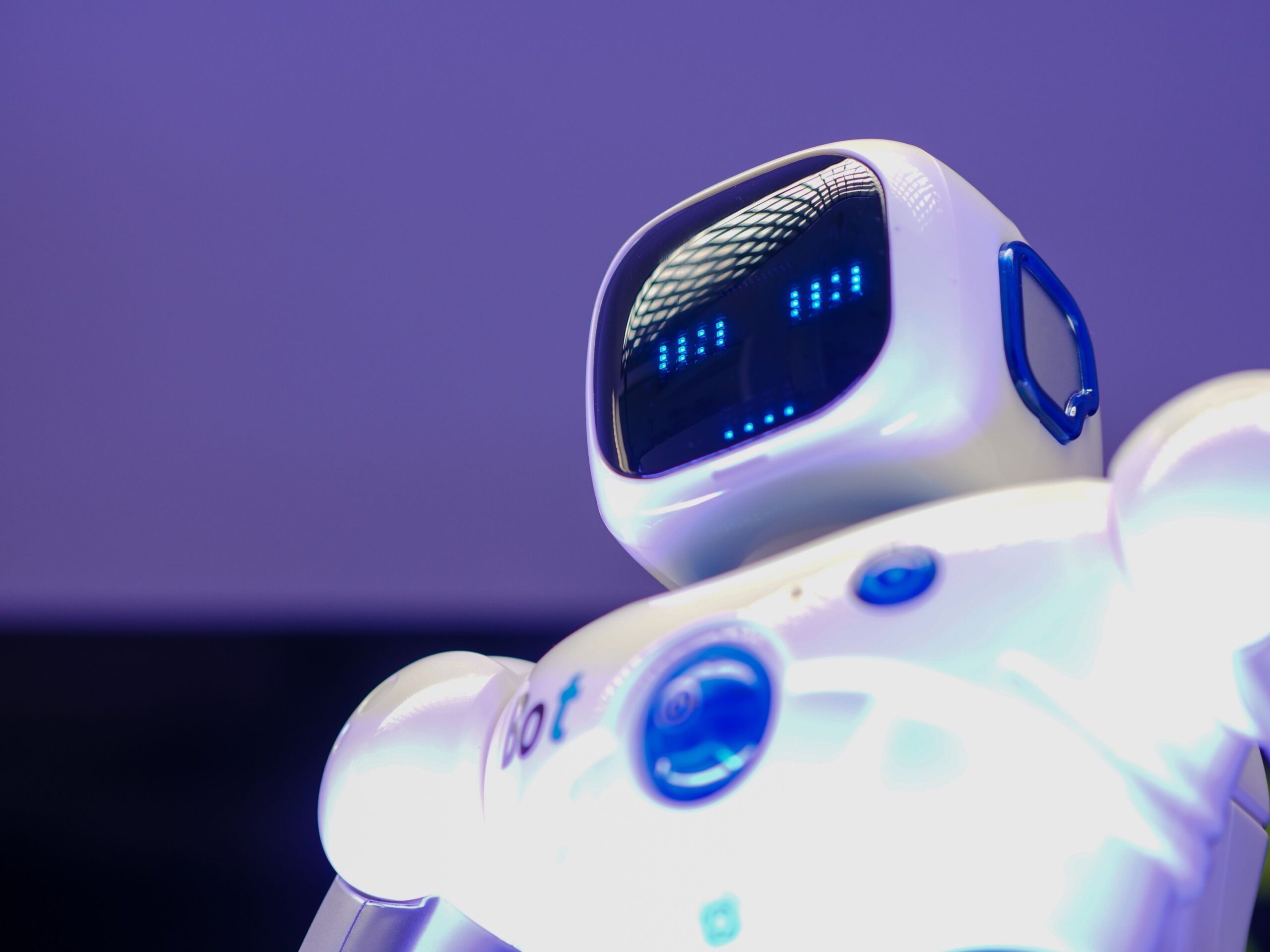 Representación conceptual de inteligencia artificial con un robot humanoide de rostro digital, ideal para ilustrar la esencia de los modelos de lenguaje en Ollama.