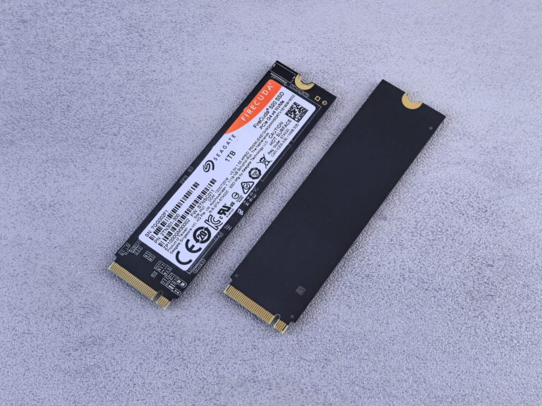 Dos unidades SSD NVMe de alto rendimiento sobre un fondo gris.
