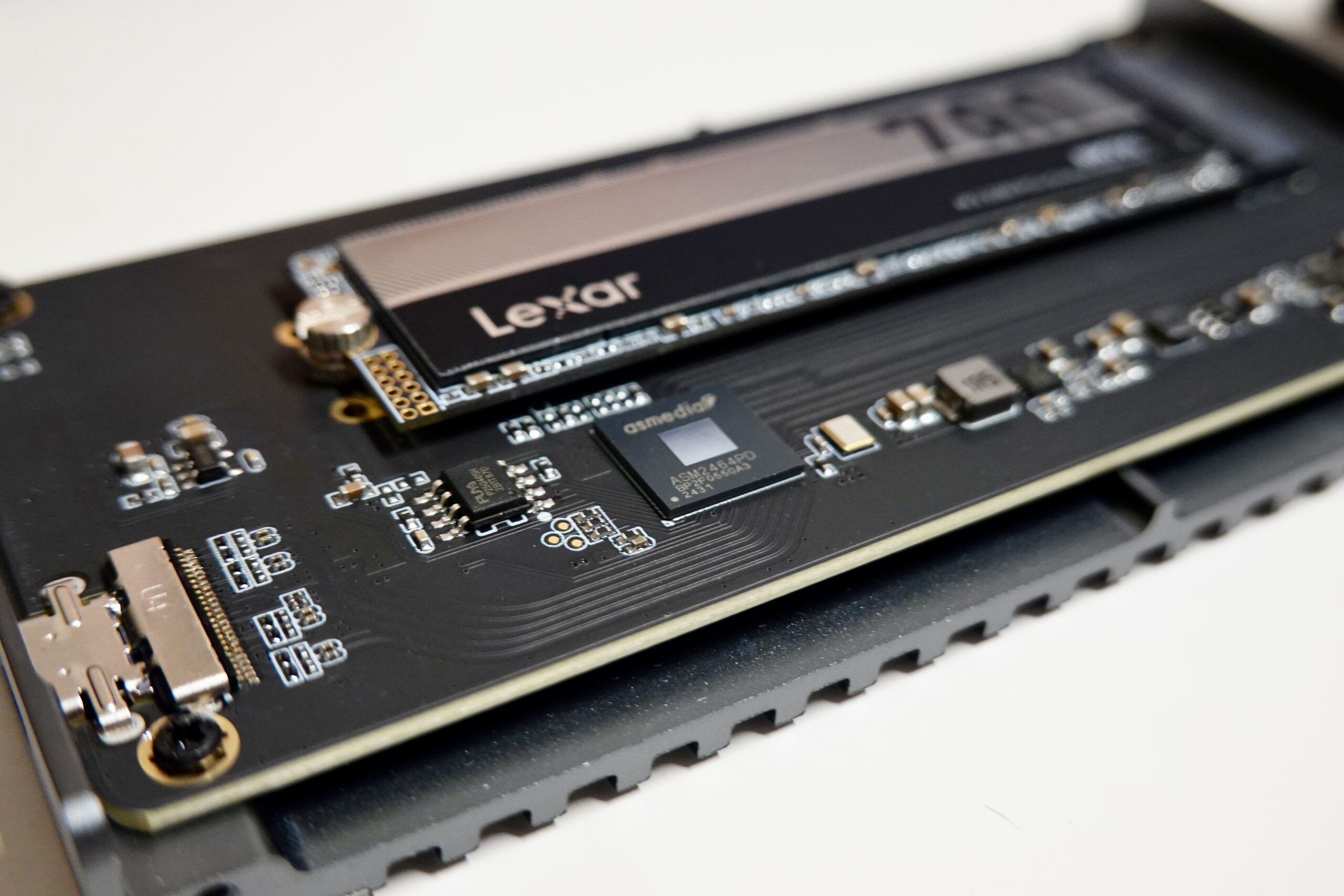 Vista detallada de un SSD NVMe instalado en una placa base, destacando los componentes electrónicos.