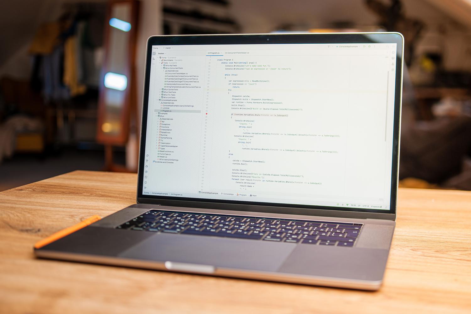 Espacio de trabajo limpio y organizado con un portátil mostrando código, reflejando la idea de eliminar el ruido de internet.
