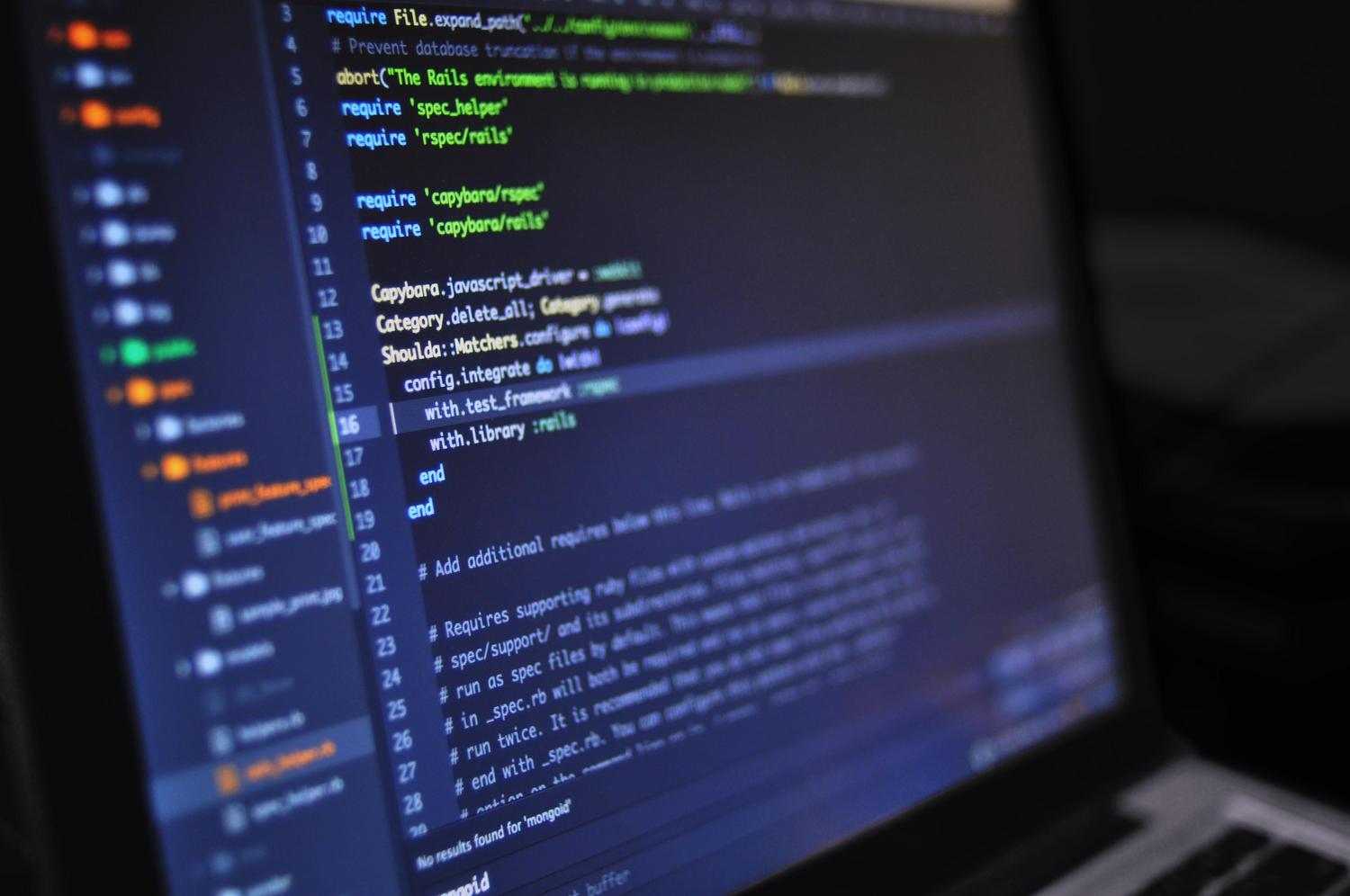 Primer plano técnico de una pantalla de ordenador con código fuente resaltado, reforzando el concepto de datos estructurados y JSON.