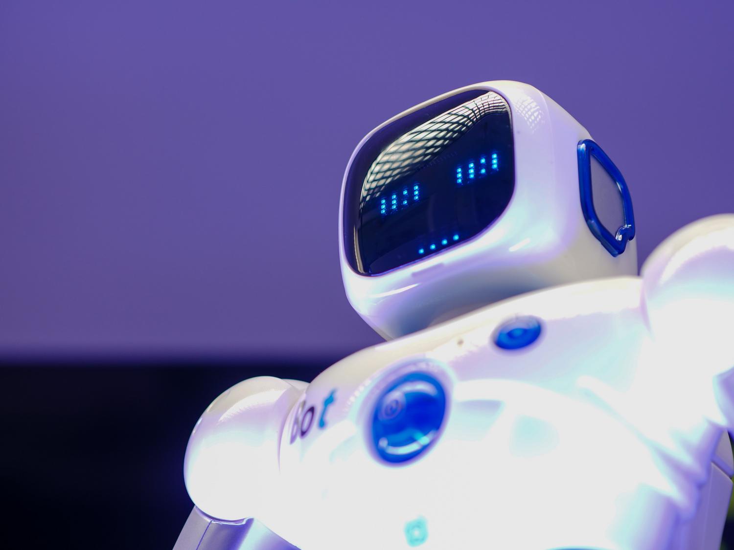 Robot humanoide moderno que simboliza el concepto de agente de IA especializado y la fuerza laboral digital.