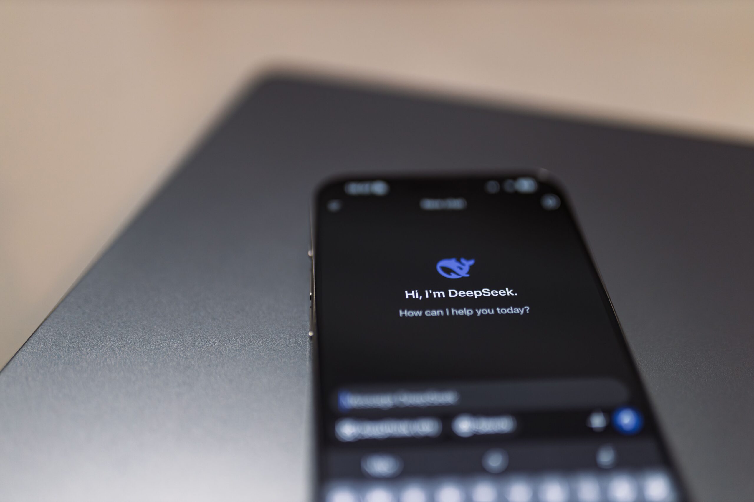 Interfaz de un asistente de inteligencia artificial en la pantalla de un smartphone.