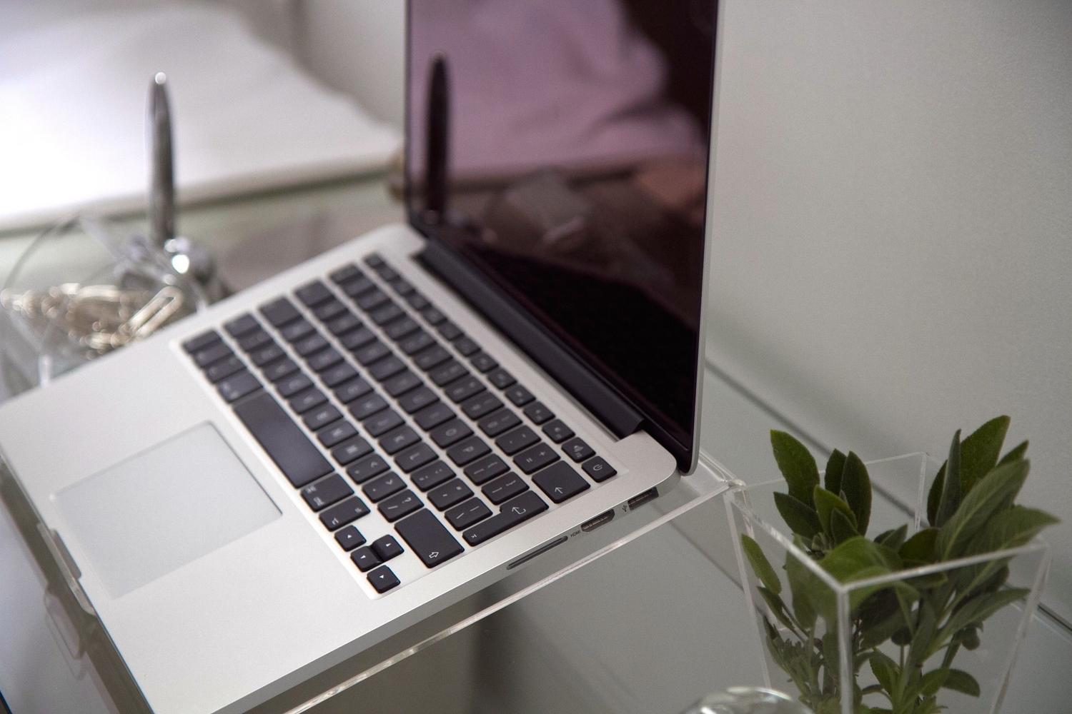 Espacio de trabajo moderno y minimalista con un ordenador portátil, ideal para la productividad con IA