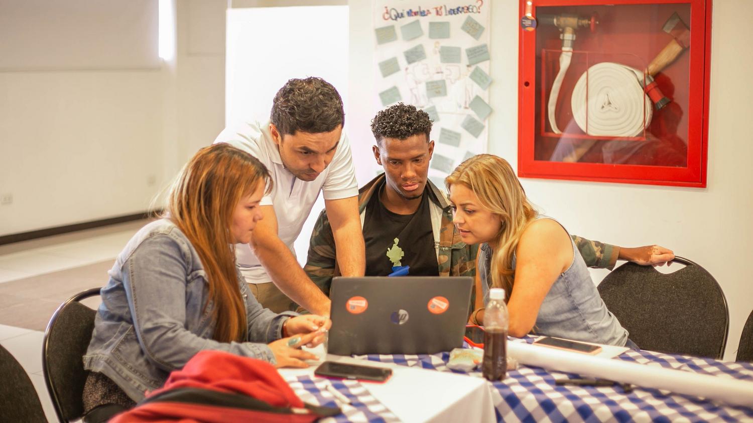 Cómo crear usuarios y compartir LobeHub con otras personas