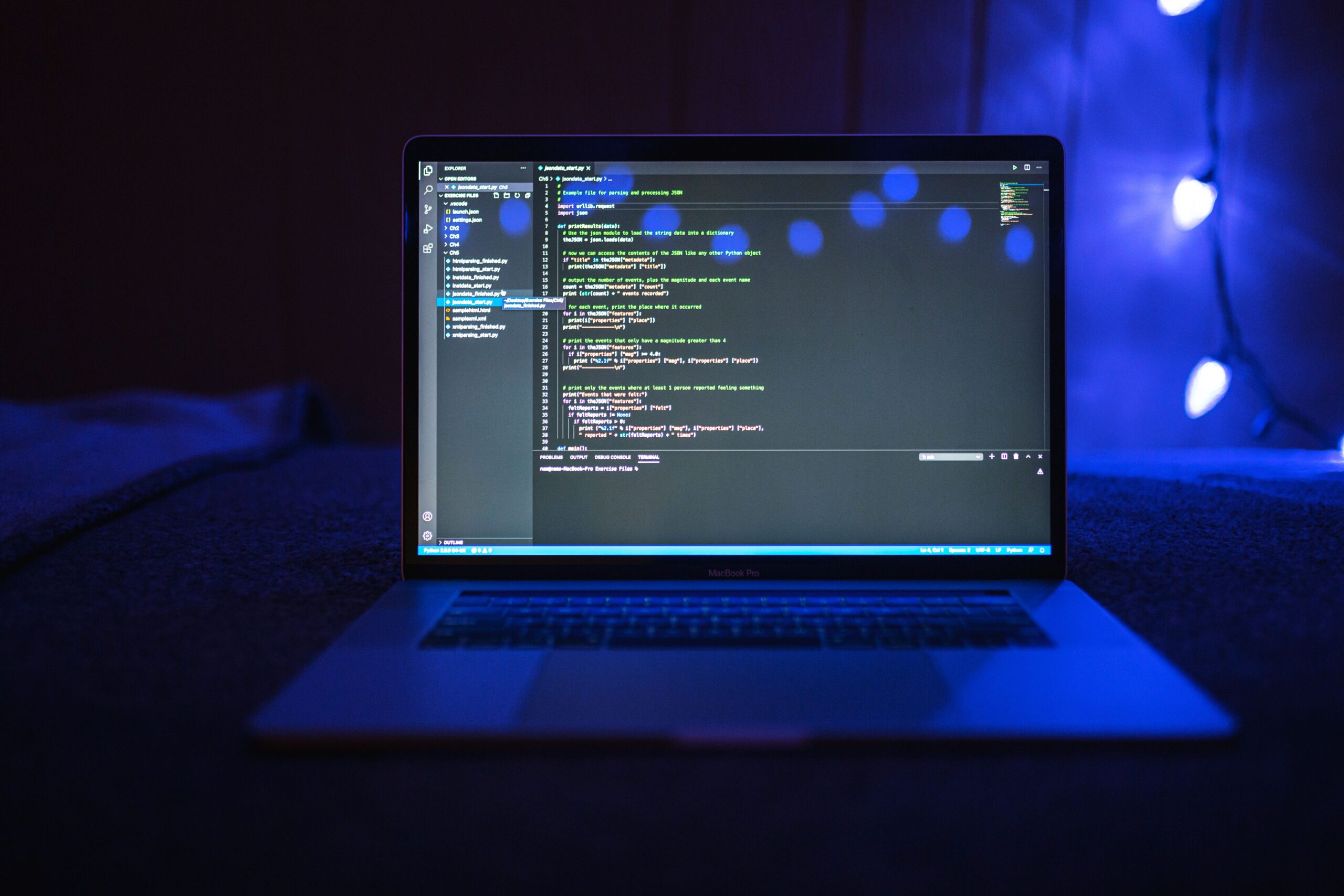 شاشة كمبيوتر تعرض كود برمجة في Visual Studio Code وطرفية، توضح تثبيت Ollama واستخدامه في البرمجة.