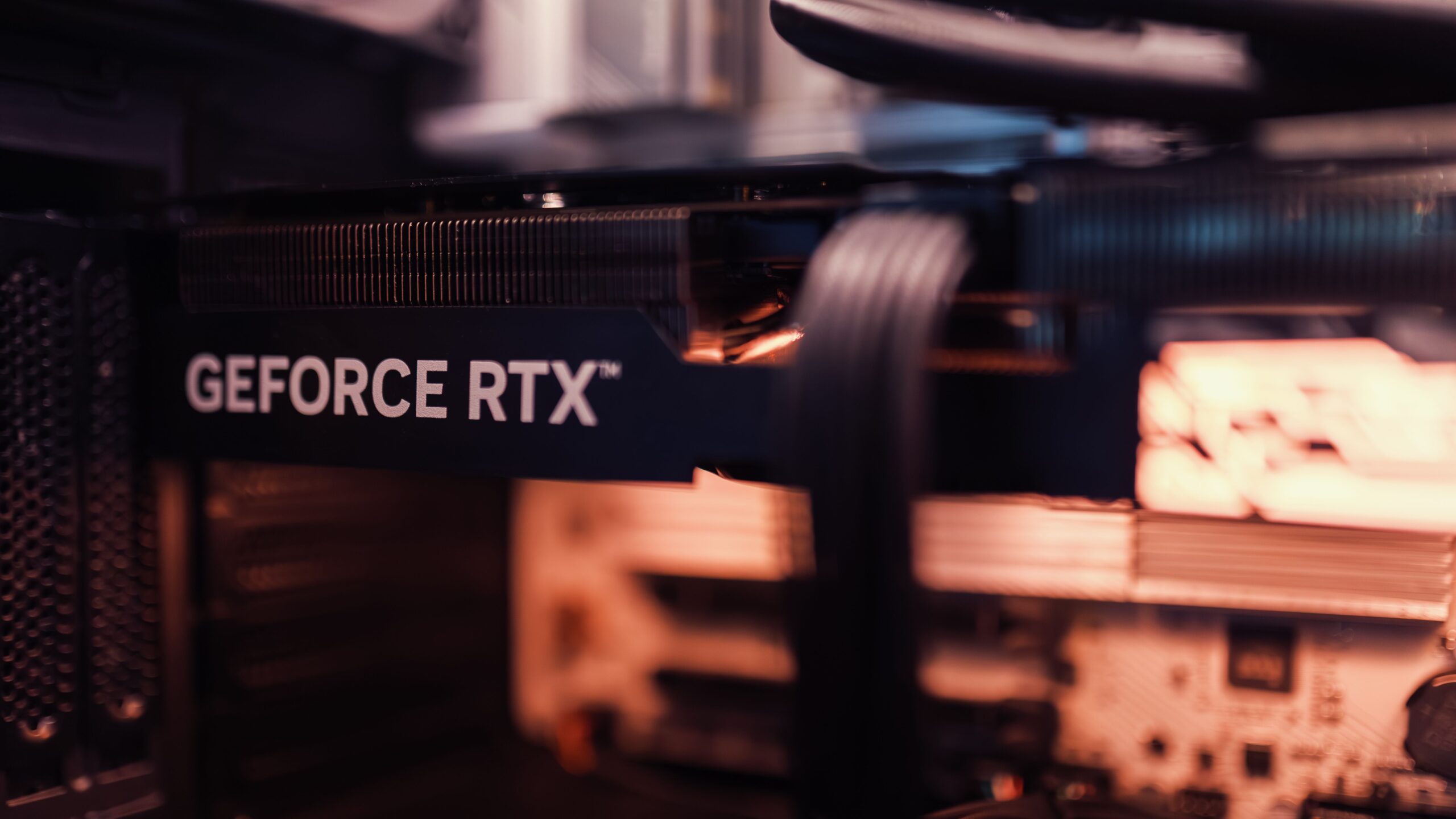 Detalle de una tarjeta gráfica GeForce RTX instalada en el interior de un PC, representando la configuración de hardware para LLMs locales.