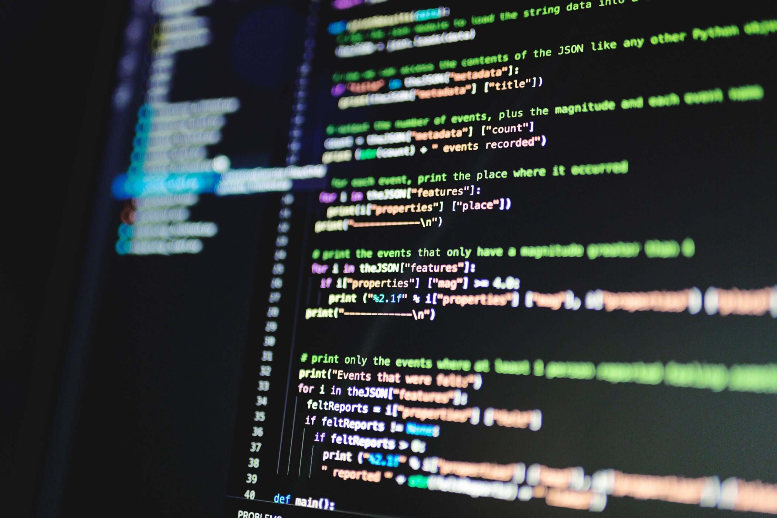 Código de programación colorido en un monitor, ilustrando la configuración de aplicaciones y archivos Docker Compose.