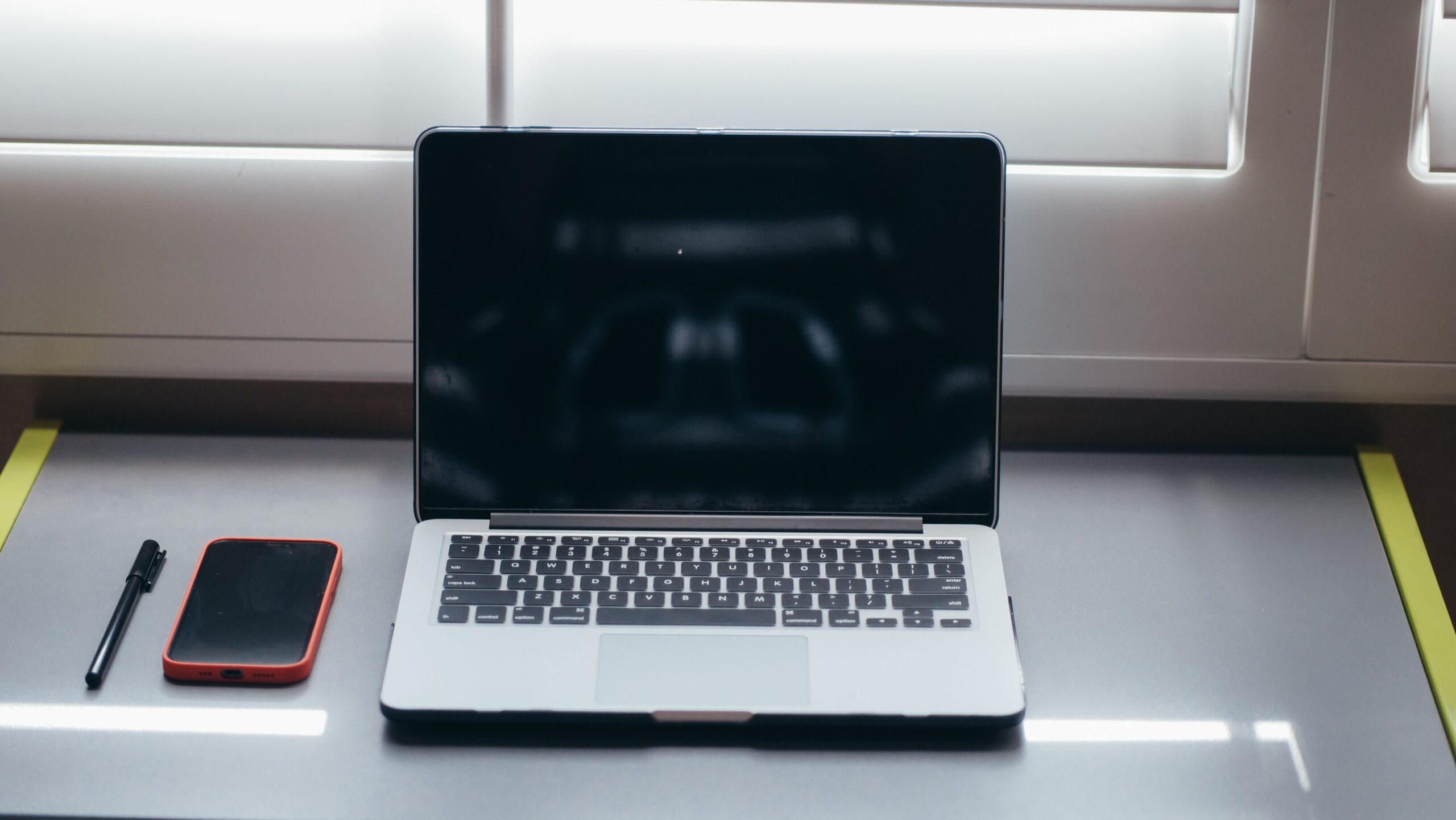 Espacio de trabajo moderno y minimalista con un ordenador portátil, ideal para configurar un entorno de desarrollo.