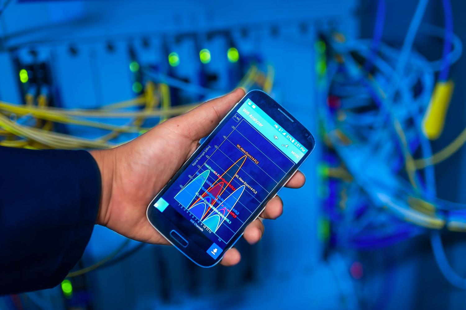 Notificación de monitorización de red recibida en un smartphone en un entorno de servidores