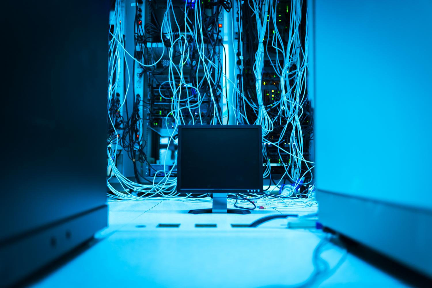 Infraestructura de cableado y conectividad de red en una sala de servidores profesional