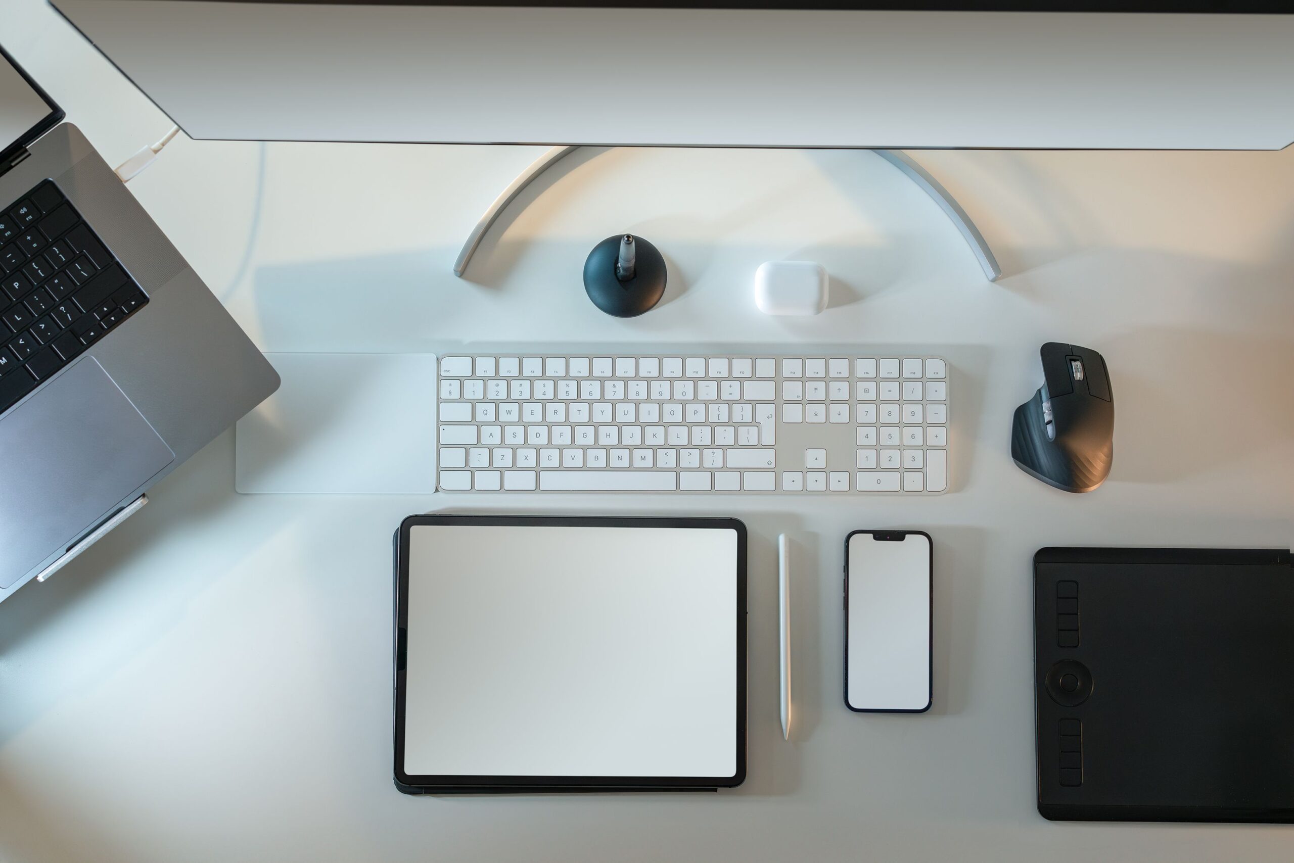 Vista superior de un espacio de trabajo tecnológico con diversos dispositivos para la gestión de información.