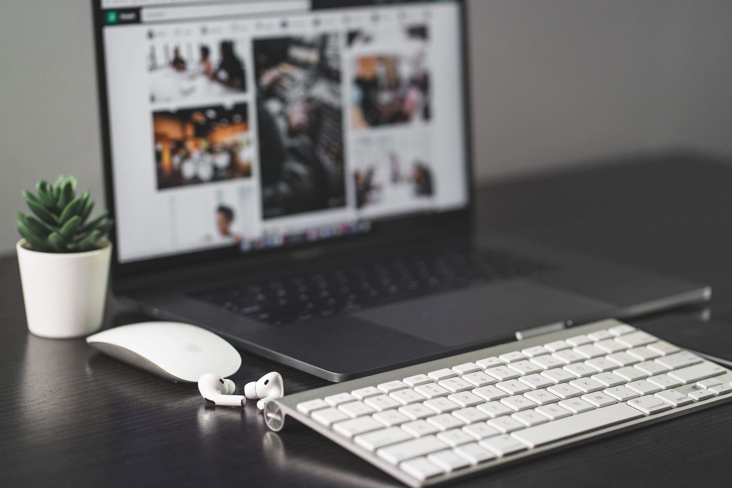 Espacio de trabajo moderno y minimalista que representa la eficiencia y la productividad digital.