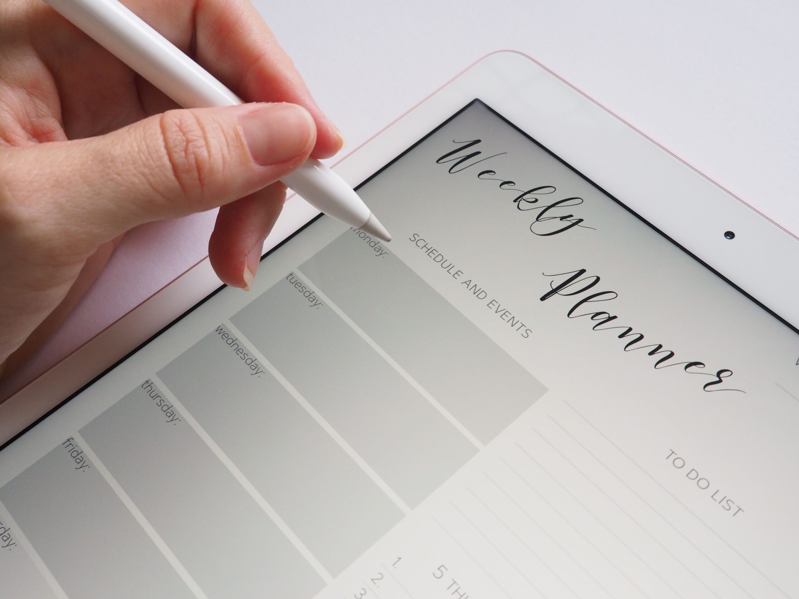 Planificación digital en una tableta, ideal para ilustrar la metodología de organización de marcadores.