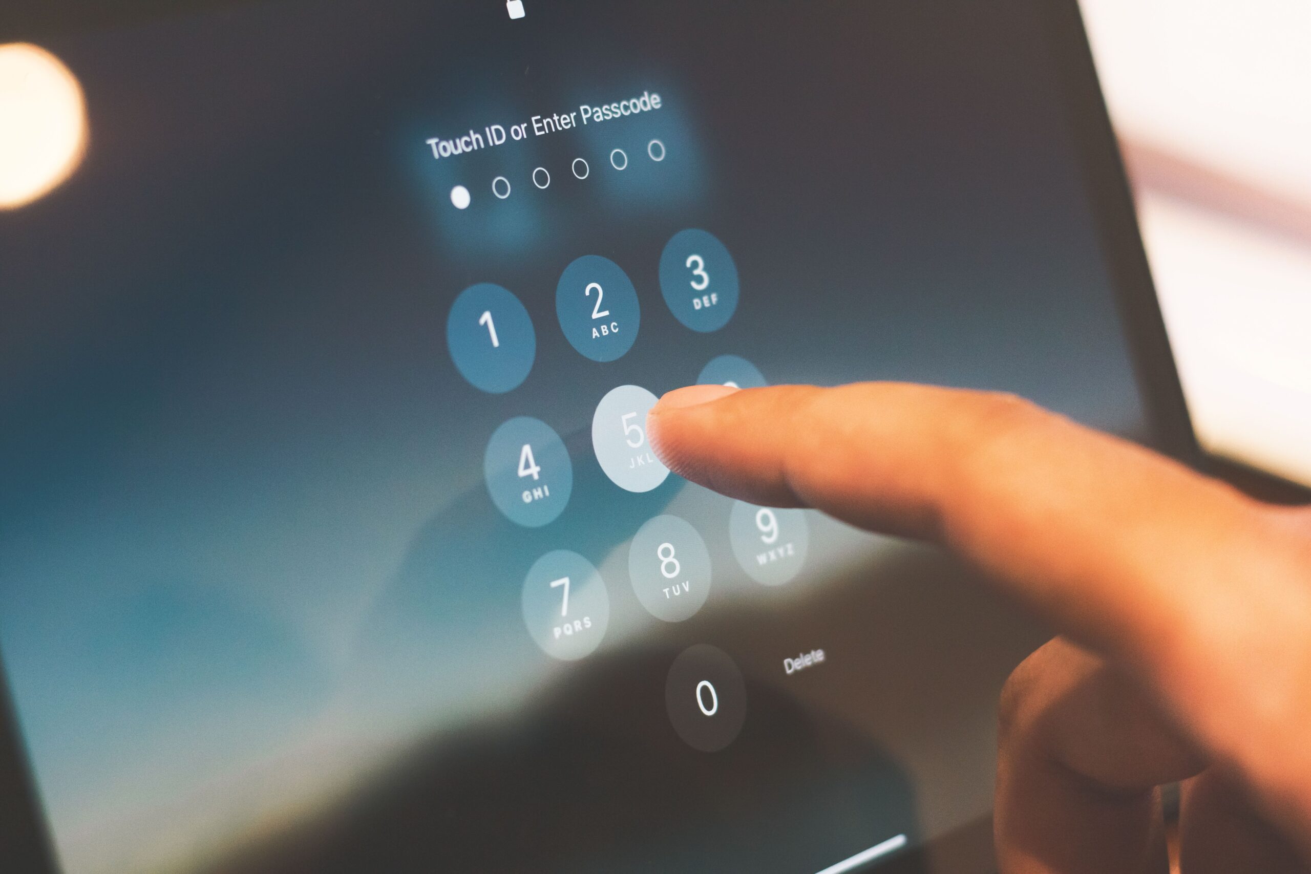 Primer plano de un dedo introduciendo un código de acceso en un smartphone, simbolizando la autenticación mediante claves API.