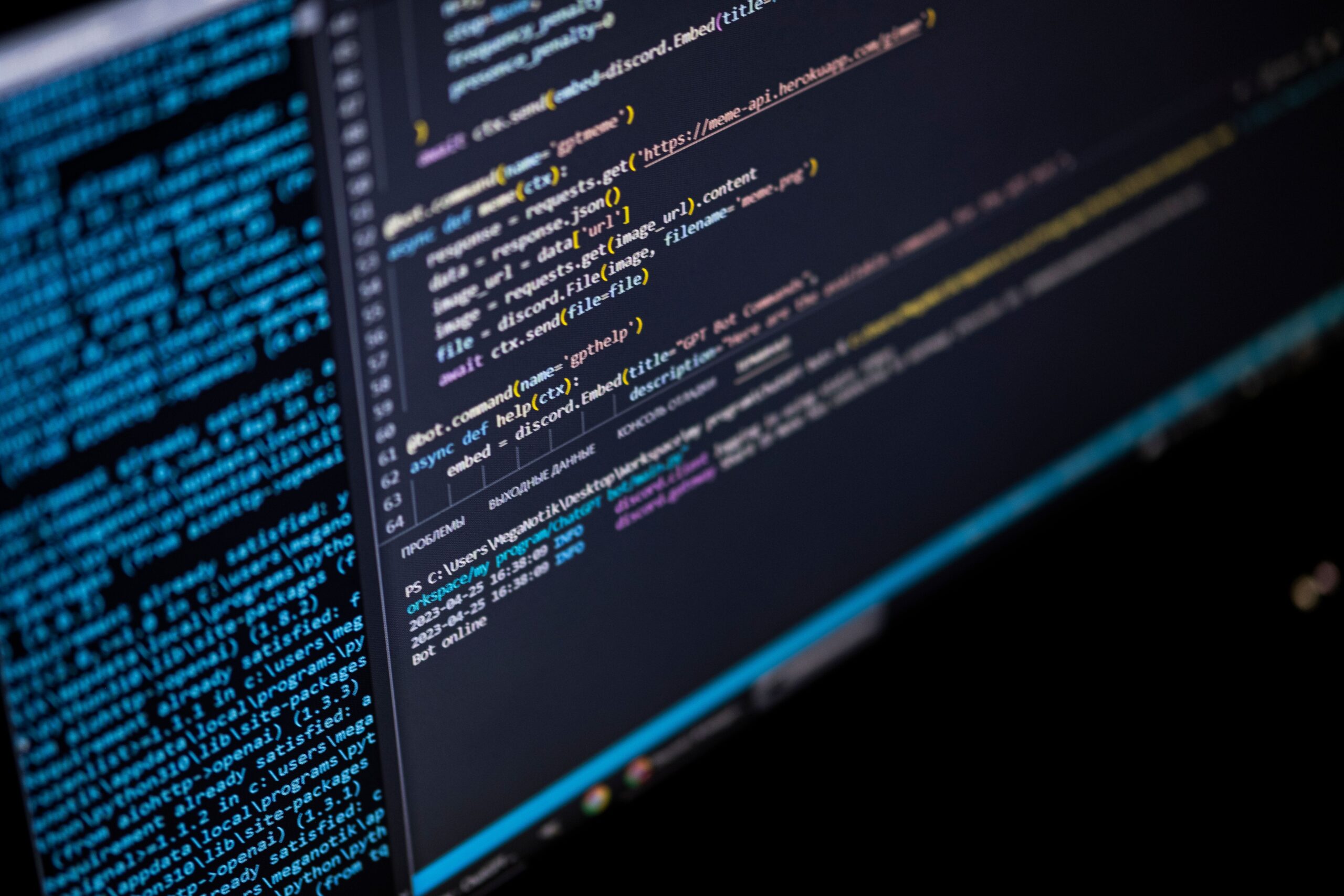 Närbild av en professionell kodredigerare med Python-skript i mörkt läge, som representerar API-integrations- och programmeringsfasen.