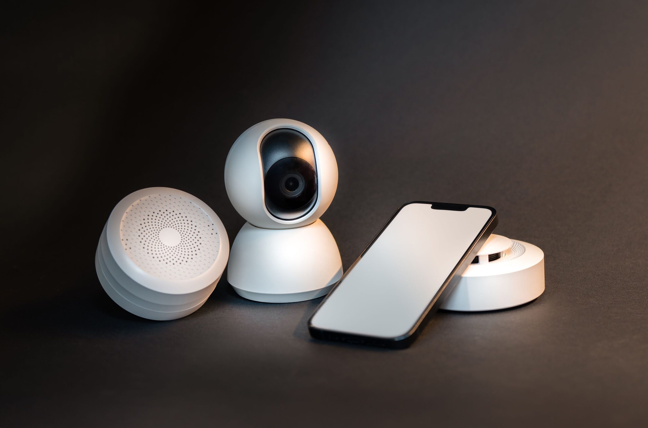 Conjunto de dispositivos de hogar inteligente y smartphone sobre fondo minimalista
