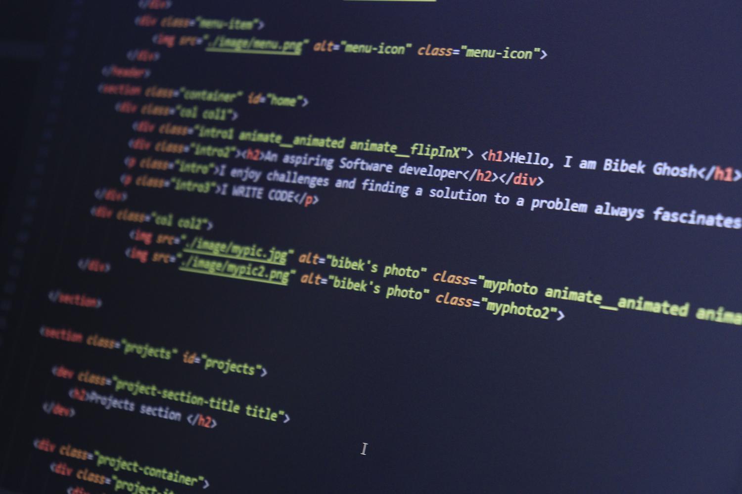 Código HTML colorido en una pantalla de ordenador, representando la estructura de una página web y el proceso de web scraping.