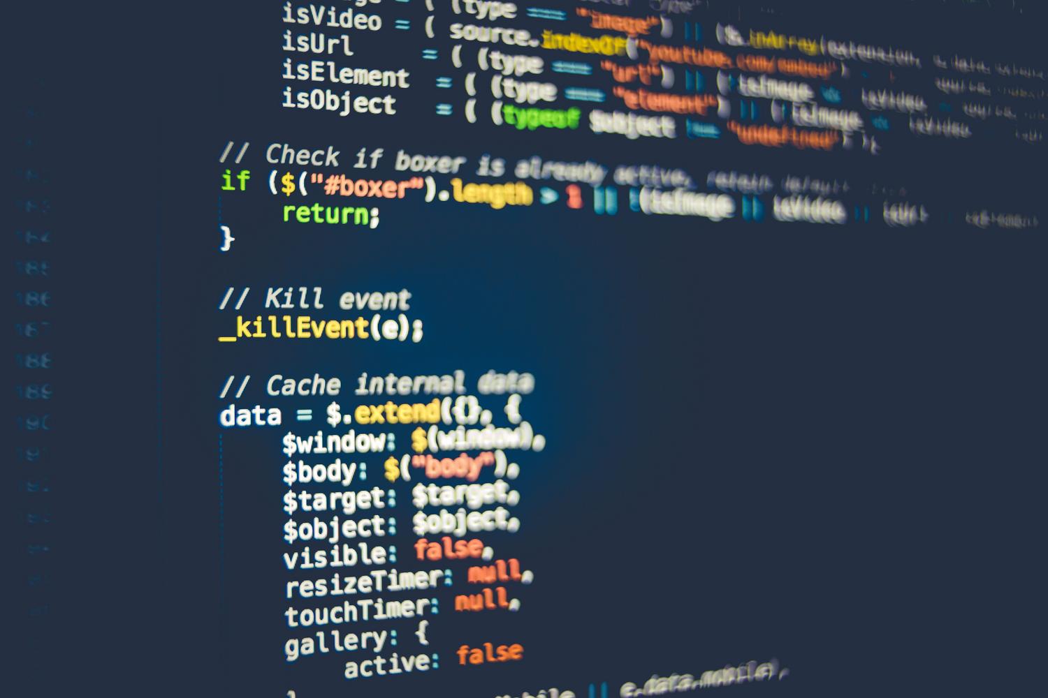 Primer plano de código de programación en JavaScript sobre un fondo oscuro, simbolizando la integración técnica y el uso de SDKs.